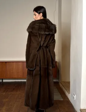 Длинная норковая шуба прямого кроя с меховым поясом и капюшоном из меха куницы