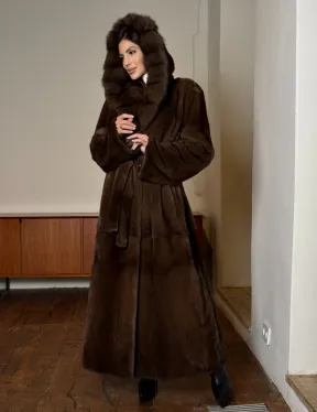 Длинная норковая шуба прямого кроя с меховым поясом и капюшоном из меха куницы