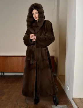 Длинная норковая шуба прямого кроя с меховым поясом и капюшоном из меха куницы