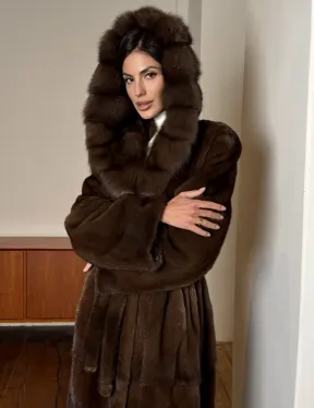Длинная норковая шуба прямого кроя с меховым поясом и капюшоном из меха куницы
