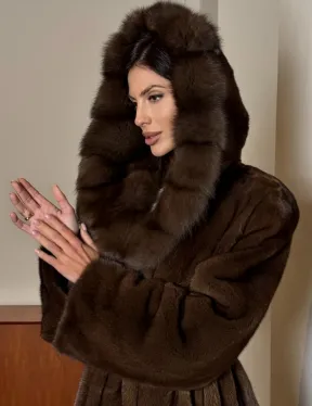 Длинная норковая шуба прямого кроя с меховым поясом и капюшоном из меха куницы