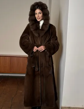 Длинная норковая шуба прямого кроя с меховым поясом и капюшоном из меха куницы