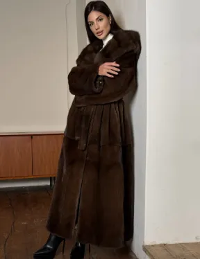 Длинная норковая шуба прямого кроя с меховым поясом и капюшоном из меха куницы