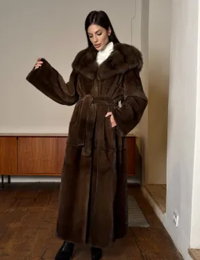 Длинная норковая шуба прямого кроя с меховым поясом и капюшоном из меха куницы