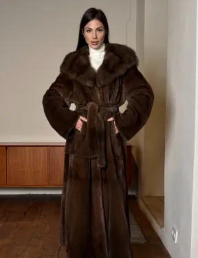Длинная норковая шуба прямого кроя с меховым поясом и капюшоном из меха куницы