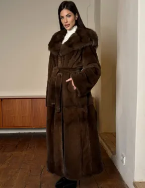Длинная норковая шуба прямого кроя с меховым поясом и капюшоном из меха куницы