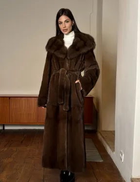 Длинная норковая шуба прямого кроя с меховым поясом и капюшоном из меха куницы