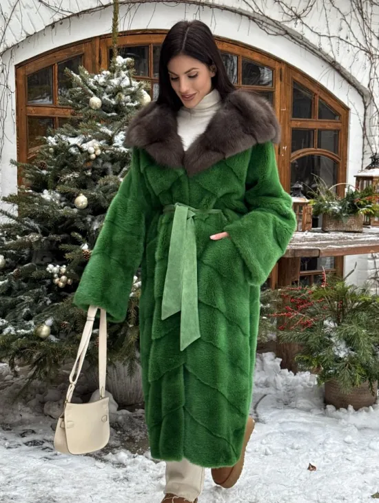Шуба зеленого цвета с капюшоном из меха куницы
