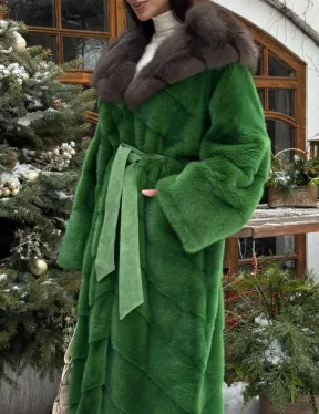 Шуба зеленого цвета с капюшоном из меха куницы