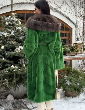 Шуба зеленого цвета с капюшоном из меха куницы