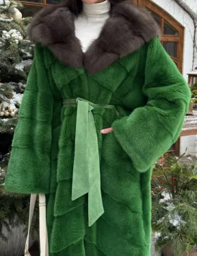 Шуба зеленого цвета с капюшоном из меха куницы