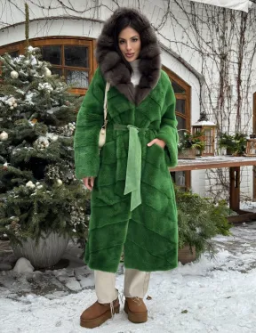 Шуба зеленого цвета с капюшоном из меха куницы