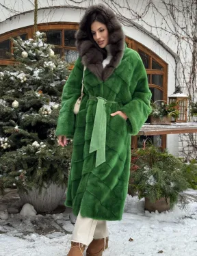 Шуба зеленого цвета с капюшоном из меха куницы