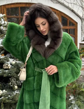 Шуба зеленого цвета с капюшоном из меха куницы