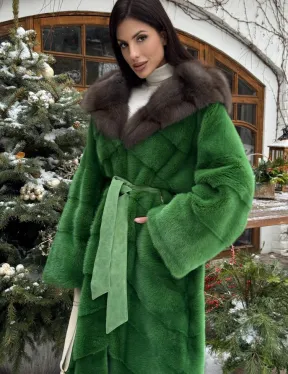 Шуба зеленого цвета с капюшоном из меха куницы