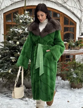 Шуба зеленого цвета с капюшоном из меха куницы