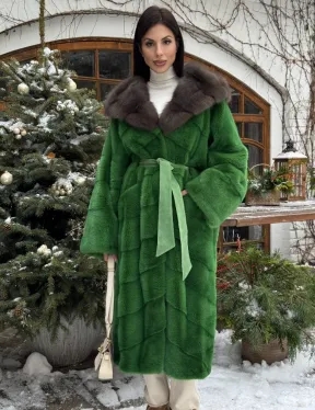 Шуба зеленого цвета с капюшоном из меха куницы