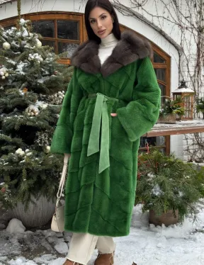 Шуба зеленого цвета с капюшоном из меха куницы