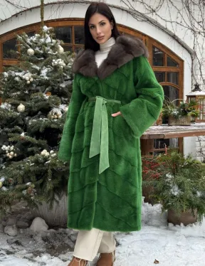 Шуба зеленого цвета с капюшоном из меха куницы