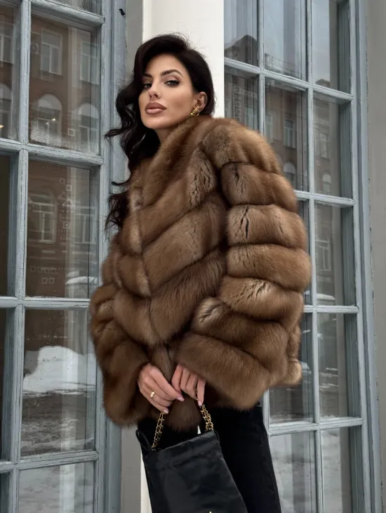 Шуба из меха куницы с V-образным воротником