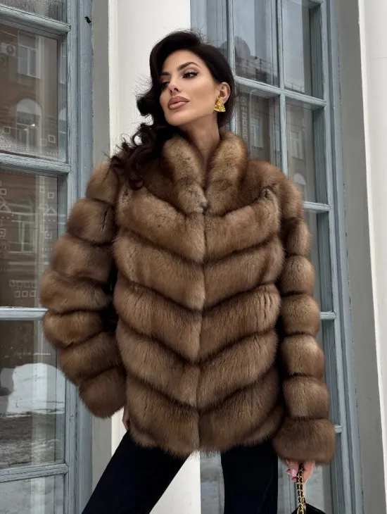 Шуба из меха куницы с V-образным воротником