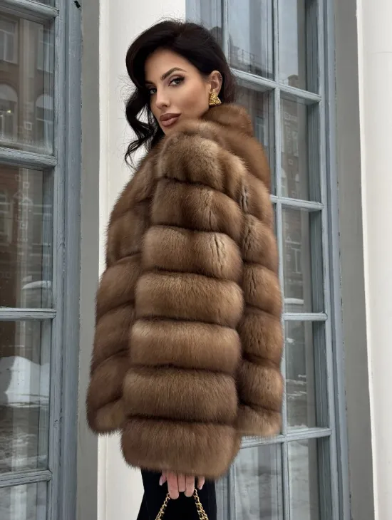 Шуба из меха куницы с V-образным воротником