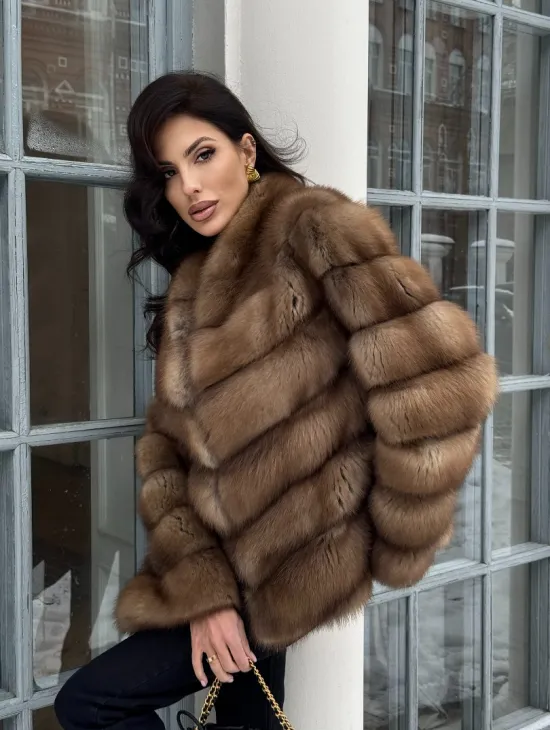 Шуба из меха куницы с V-образным воротником