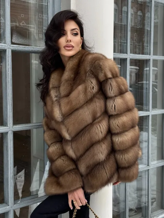 Шуба из меха куницы с V-образным воротником