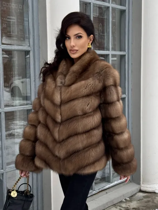Шуба из меха куницы с V-образным воротником
