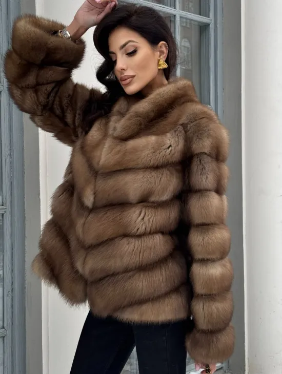 Шуба из меха куницы с V-образным воротником