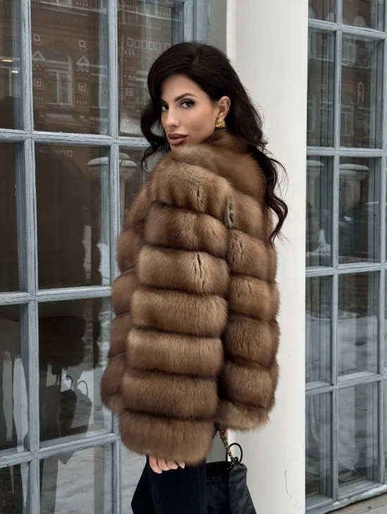 Шуба из меха куницы с V-образным воротником