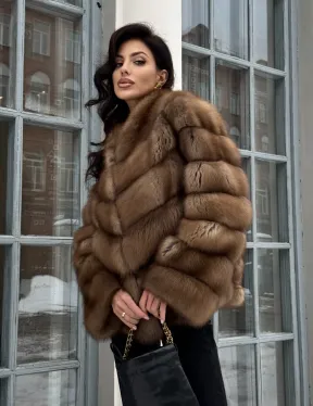 Шуба из меха куницы с V-образным воротником