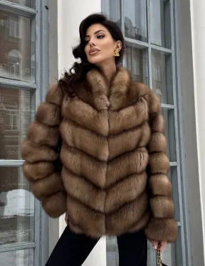 Шуба из меха куницы с V-образным воротником