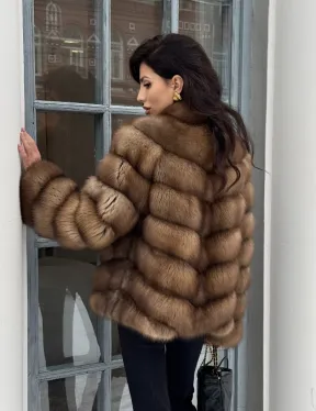 Шуба из меха куницы с V-образным воротником