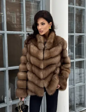 Шуба из меха куницы с V-образным воротником
