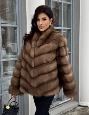 Шуба из меха куницы с V-образным воротником