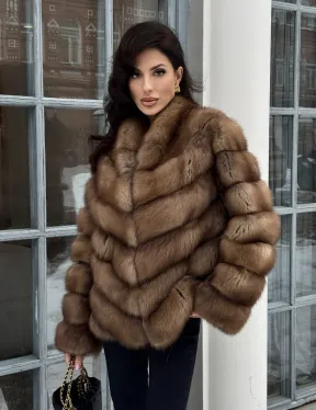 Шуба из меха куницы с V-образным воротником