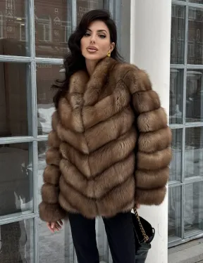 Шуба из меха куницы с V-образным воротником