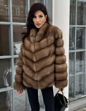 Шуба из меха куницы с V-образным воротником