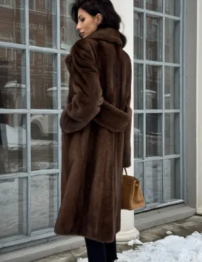 Коричневая шуба из меха норки с хлястиком на спине
