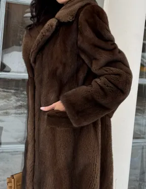 Коричневая шуба из меха норки с хлястиком на спине