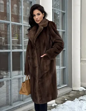 Коричневая шуба из меха норки с хлястиком на спине