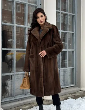 Коричневая шуба из меха норки с хлястиком на спине