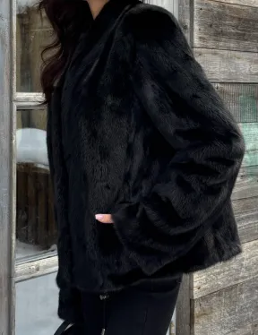 Черный короткий меховой жакет - полушубок с V-образным воротником