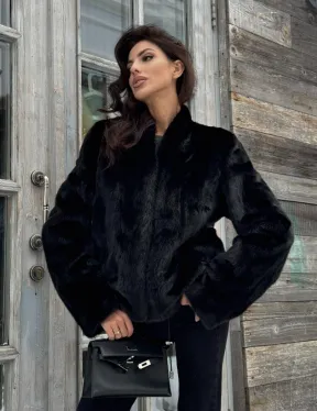 Черный короткий меховой жакет - полушубок с V-образным воротником