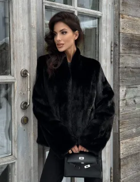 Черный короткий меховой жакет - полушубок с V-образным воротником