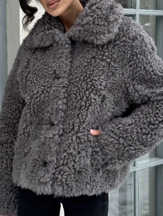 Короткая шубка из натуральной овчины с воротником апаш