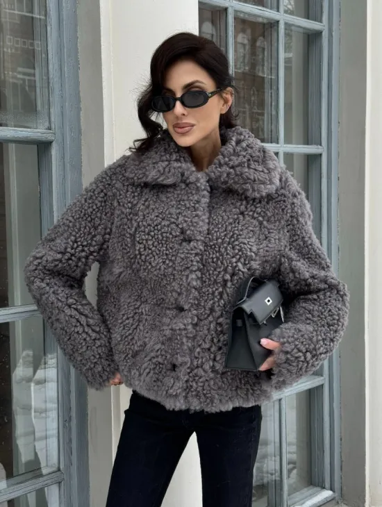 Короткая шубка из натуральной овчины с воротником апаш