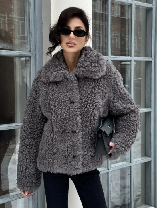 Короткая шубка из натуральной овчины с воротником апаш