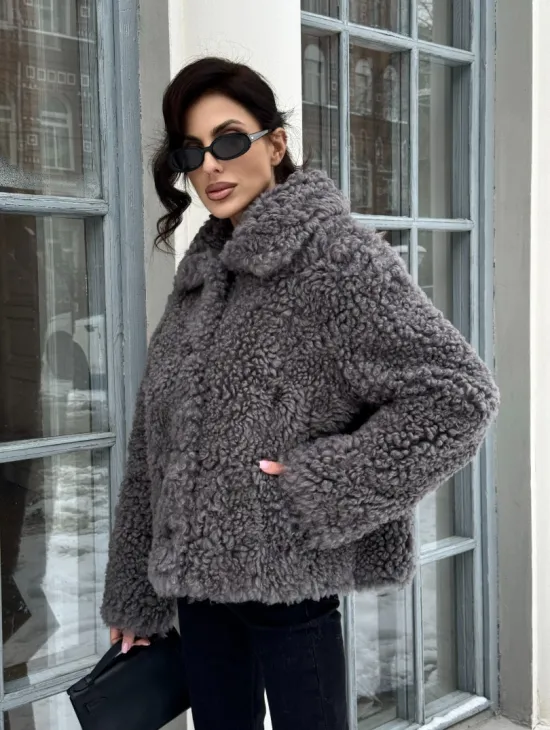 Короткая шубка из натуральной овчины с воротником апаш